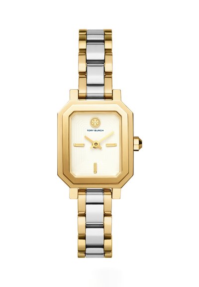 Montre-bracelet rectangulaire en or et argent avec cadran blanc, index horaires dorés, deux aiguilles dorées et logo Tory Burch à 12 heures.