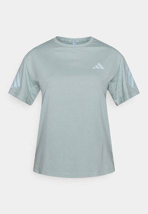 Világoszöld sportos póló nedvességelvezető anyagból. Kerek nyakkivágással és mindkét ujján három vízszintes csíkkal.