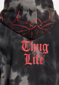 Felpa con cappuccio tie-dye nera e grigia, con una grafica rossa "Thug Life" sul retro, caratterizzata da un tessuto morbido e un cappuccio ampio.