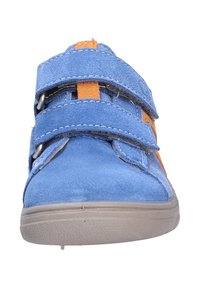 Scarpa blu scamosciata per bambini con doppie chiusure in velcro, suola in gomma grigia e dettagli arancioni sulle cinghie e sul tallone. Texture liscia in generale.