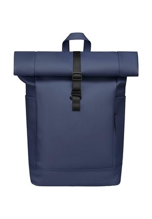 Granatowy plecak roll-top wykonany z gładkiego nylonu, z czarnym zapięciem na pasek, posiadający jedną boczną kieszeń oraz subtelnie wytłoczone logo u podstawy.