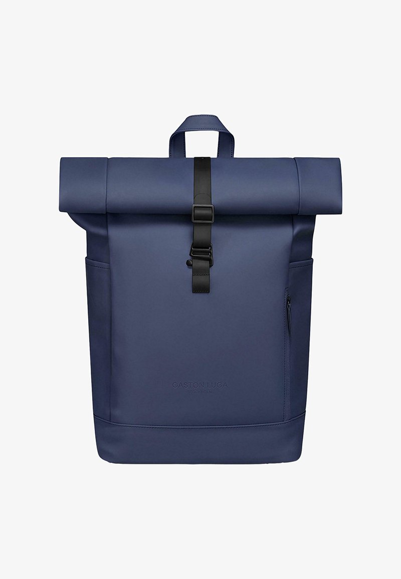 Morski ranac sa preklopom izrađen od glatkog najlona s crnim zatvaranjem na remen, s jednim bočnim džepom i diskretnim utisnutim logotipom na dnu.