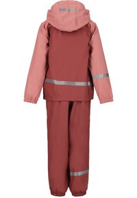 Waterdichte twee-delige pak in bordeauxrood en roze, met reflecterende zilveren strepen. Heeft elastische manchetten en een capuchon voor een snug fit.