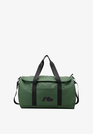 Sac de voyage étanche vert avec des poignées noires, une bandoulière réglable et un logo imprimé sur le devant. Texture lisse, forme arrondie.