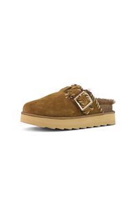 Zoccolo in suede marrone con fibbia metallica, cuciture texturizzate e una spessa suola beige. Fodera morbida visibile sul tallone per un comfort maggiore.