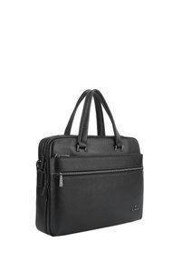 Zwarte leren aktetas met een getextureerd oppervlak, twee bovenste handvatten, een voorvak met ritssluiting en metalen accenten. Compact rechthoekig ontwerp.