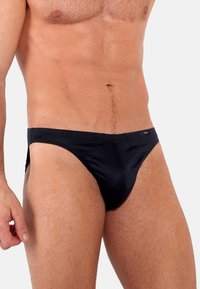 Schwarze Herren-Bikiniunterwäsche aus glattem Material, mit einem tiefen Bund und minimaler Abdeckung sowie einem enganliegenden Taillenbund.