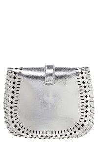 Błyszcząca srebrna kopertówka z przednią klapką oraz ozdobnymi detalami w postaci kwadratowych wycięć i nacięć wzdłuż krawędzi.