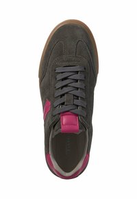 Šedé semišové tenisky s růžovými akcenty, gumovou podrážkou a šedými tkaničkami. Mají zaoblenou špičku a prošité detaily na svršku.