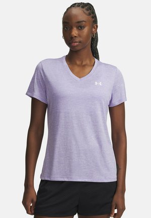 Lichtpaarse, kortemouw atletische shirt met een v-hals en subtiele textuur; heeft een wit logo op de borst; gecombineerd met zwarte shorts.