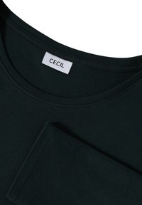 Dunkelgrünes T-Shirt mit kurzen Ärmeln, rundem Ausschnitt und sichtbaren Nähten. Das Etikett trägt den Aufdruck "CECIL". Hergestellt aus weichem, glattem Stoff.