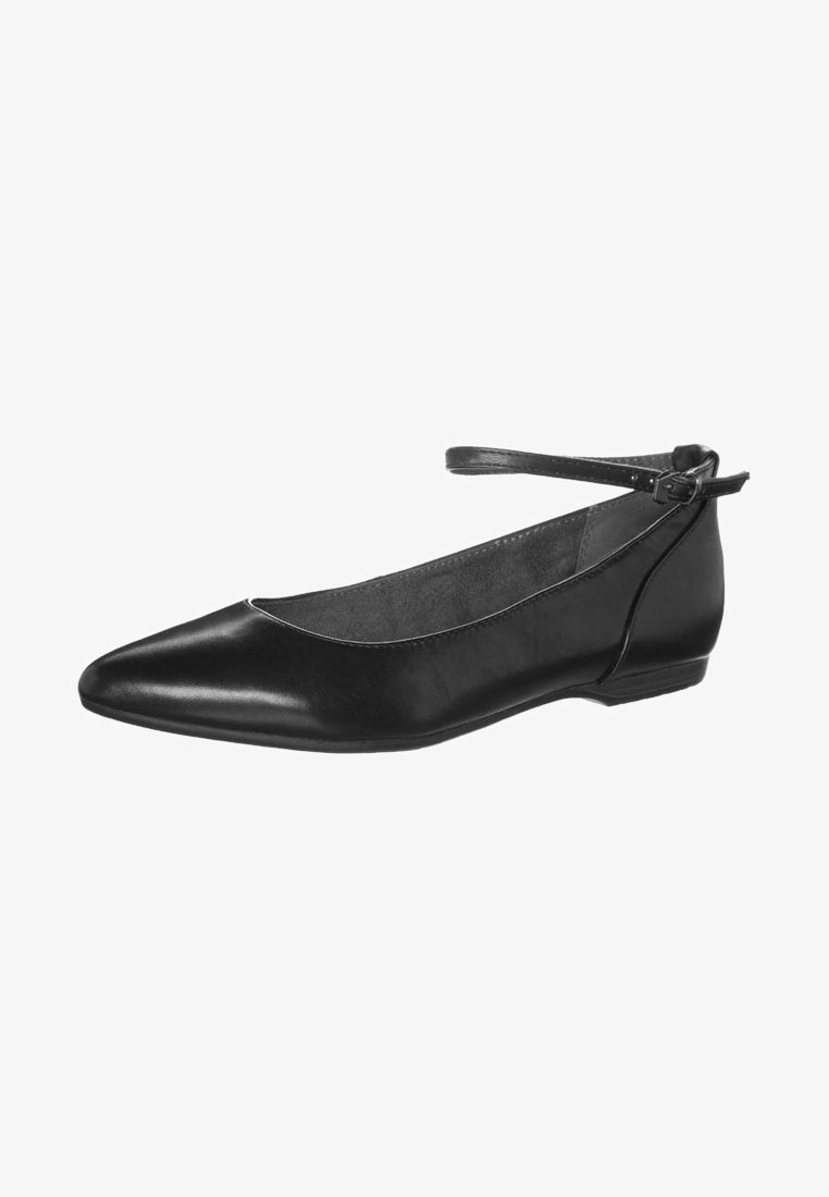 Chaussure plate en cuir noir avec un bout pointu, une sangle à la cheville et un talon bas. Texture lisse avec des détails de couture minimalistes et un léger éclat.