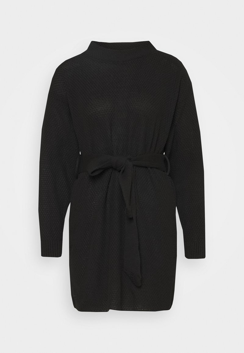 Robe en maille noire à manches longues avec col montant et ceinture en maille assortie nouée à la taille, présentée sur un fond uni.