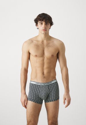 Boxershorts mit einem navy Muster, das ein weißes Logodesign zeigt. Weicher elastischer Bund mit der Aufschrift "Emporio Armani". Der Stoff wirkt glatt und eng anliegend.