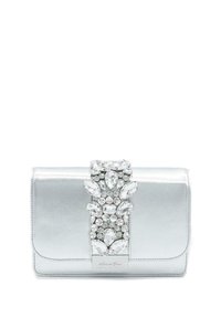 Srebrna metaliczna kopertówka o teksturowanym wykończeniu, z paskiem ozdobionym kryształami w różnych kształtach na froncie.