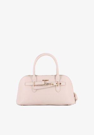 Bolso de cuero beige con doble asa, detalle de correa con hebilla dorada y cierre de cremallera sobre fondo blanco.