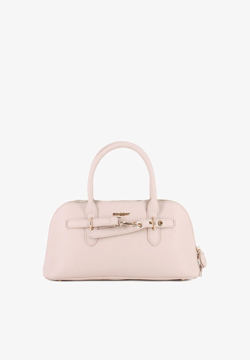 Bolso de cuero beige con doble asa, detalle de correa con hebilla dorada y cierre de cremallera sobre fondo blanco.