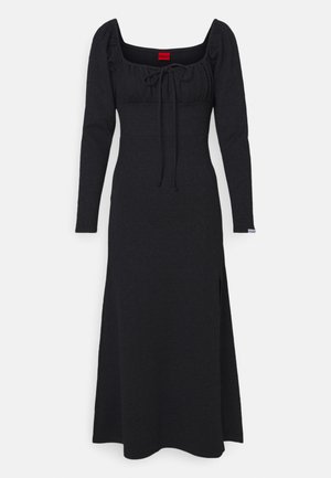 Fekete, hosszú ujjú ruha, négyzet alakú nyakkivágással, ráncolt bodiccal, masni részlettel és oldalsó rés. Puha, texturált anyagból készült.