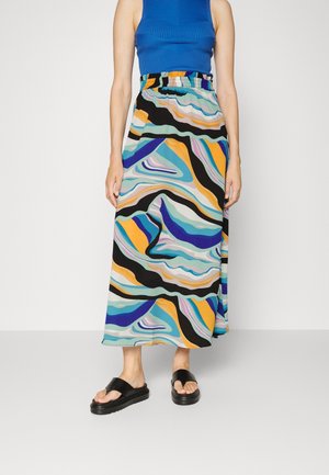 Jupe midi multicolore avec des motifs abstraits tourbillonnants en bleu, noir, orange et vert. Taille élastique ; tissu léger. Sandales noires.