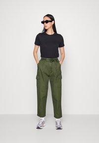 GAP PLEATED PANT - Calças cargo - cypress