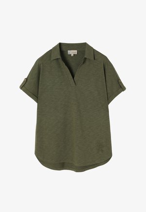 Oliivroheline lühikeste varrukatega polo särk V-kaelusega, rullitud varrukad on kinnitatud nööpidega ning ümar hem. Pehme tekstuur ja brändi logo detail.