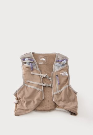 Jasnobrązowa siatkowa kamizelka nawadniająca z przednimi zapięciami i dwoma butelkami na wodę, oznaczona logo The North Face na prawej piersi.