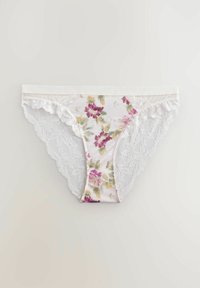 Blommig spetsunderklänning med en vit spetskant och ett mjukt, blommönstrat tyg i rosa, gröna och gula nyanser.