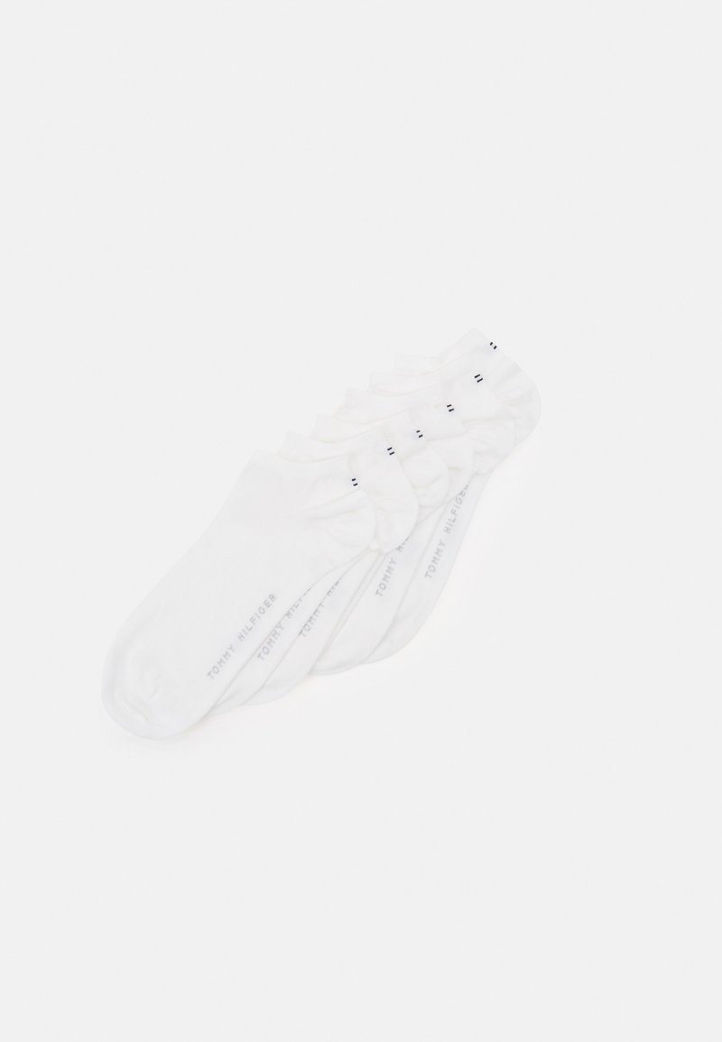 Meias brancas até ao tornozelo, feitas de algodão, com uma textura suave, design minimalista, apresentando uma marca discreta ao longo do lado. Conjunto de cinco pares.