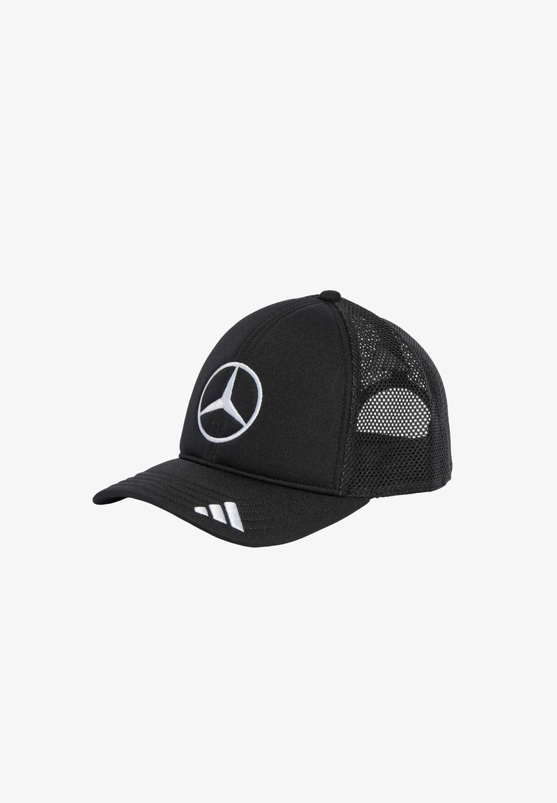 Zwarte baseballpet met een mesh achterkant, voorzien van een wit Mercedes-logo aan de voorkant en drie witte strepen als accent op de klep.
