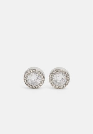 Brincos de studs redondos com uma pedra central clara, rodeada por pequenas pedras claras, cravadas em metal de tom prateado. Textura suave, acabamento polido.