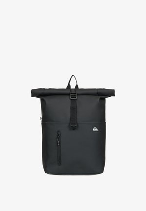 Schwarzer Rolltop-Rucksack mit äußerer Reißverschlusstasche, verstellbarem Riemenverschluss und kleinem Logopatch auf der rechten Vorderseite.