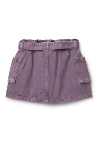 Minifalda de mezclilla morada con cinturilla elástica, dos bolsillos laterales y un diseño acampanado. Presenta una textura suave y detalles de costura.