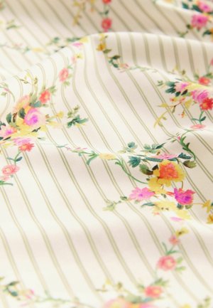 Blumenstoff mit pinken, gelben und grünen Blumen auf einem cremefarbenen Hintergrund mit dünnen grünen Streifen, weicher Textur und detaillierten Verzierungen.