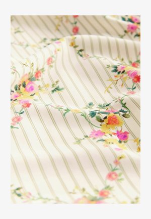 Blommönstrad tyg med rosa, gula och gröna blommor på en krämfärgad bakgrund med tunna gröna ränder, mjuk textur och intrikata detaljer.