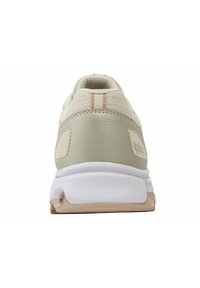 Achteraanzicht van een lichtgroene sneaker met een gladde leren textuur, witte tussenzool en een tan rubberen buitenzool. Bevat minimale stikselaccenten.
