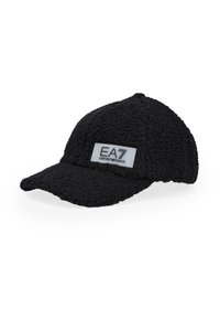 Cappello nero realizzato in tessuto testurizzato con un aspetto peloso. Caratterizzato da una visiera curvata e un'etichetta con il logo EA7 sul fronte.
