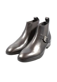 Stivaletti neri in pelle con finitura liscia, punta appuntita, pannelli elastici laterali e dettaglio decorativo con fibbia sul lato esterno.