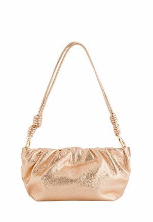 Bolso de hombro fruncido brillante en oro rosa con correas dobles anudadas y una superficie suave y ligeramente texturizada.