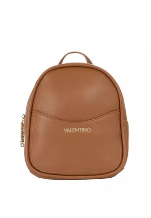 Piccolo zaino in pelle marrone con tasca frontale, cerniera dorata e logo "VALENTINO" in lettere dorate sulla parte anteriore.