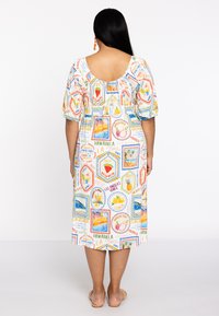 Blumenmuster Midi-Kleid mit Puffärmeln, einer runden Rückansicht und einer Vielzahl von bunten Obst- und Reisemotiven auf weißem Hintergrund.