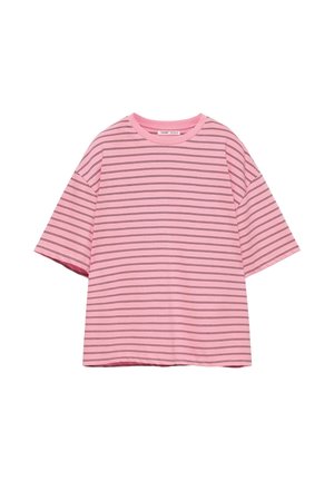 T-shirt rose à manches courtes avec de fines rayures noires horizontales et un col rond sur fond blanc.
