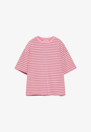 Roze T-shirt met korte mouwen, dunne horizontale zwarte strepen en een ronde halslijn op een witte achtergrond.