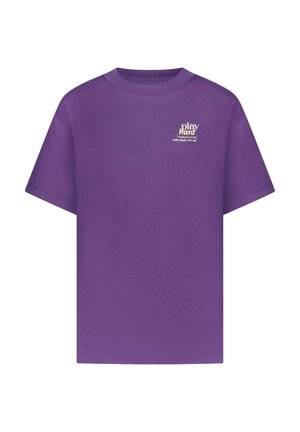 Paars T-shirt met korte mouwen en kleine witte tekst "play hard" en "Cars Jeans" op de linkerborst.