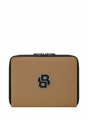 Portefeuille rectangulaire marron avec fermeture éclair noire et un logo noir comportant deux lettres B superposées au centre à l'avant.