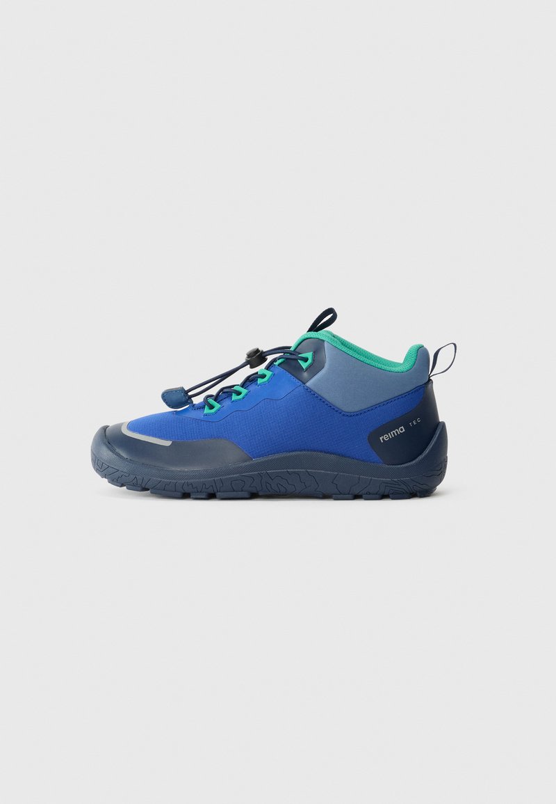 Blaue und türkise Wanderschuhe mit dunkler Sohle und Schnellzugbandsystem, die die "reima TEC"-Marke an der Ferse zeigen.