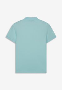 Polo de manga corta azul claro, hecho de una mezcla de algodón, con un cuello clásico y una superficie lisa y texturizada. Se muestra vista posterior.