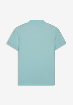 Polo de manga corta azul claro, hecho de una mezcla de algodón, con un cuello clásico y una superficie lisa y texturizada. Se muestra vista posterior.