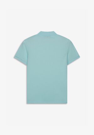 Polo de manga corta azul claro, hecho de una mezcla de algodón, con un cuello clásico y una superficie lisa y texturizada. Se muestra vista posterior.