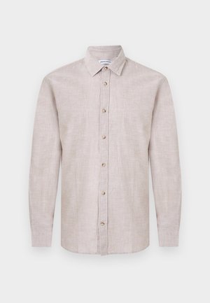 Béžová košile na knoflíky s dlouhým rukávem, límečkem, sedmi knoflíky a jemnou lněnou texturou, zobrazená na čistém bílém pozadí.