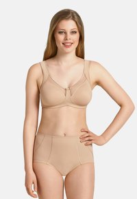 Beige beha en hoge taille slipset, gemaakt van een gladde, rekbare stof. De beha heeft een onderbroken ondersteuning en verstelbare bandjes.